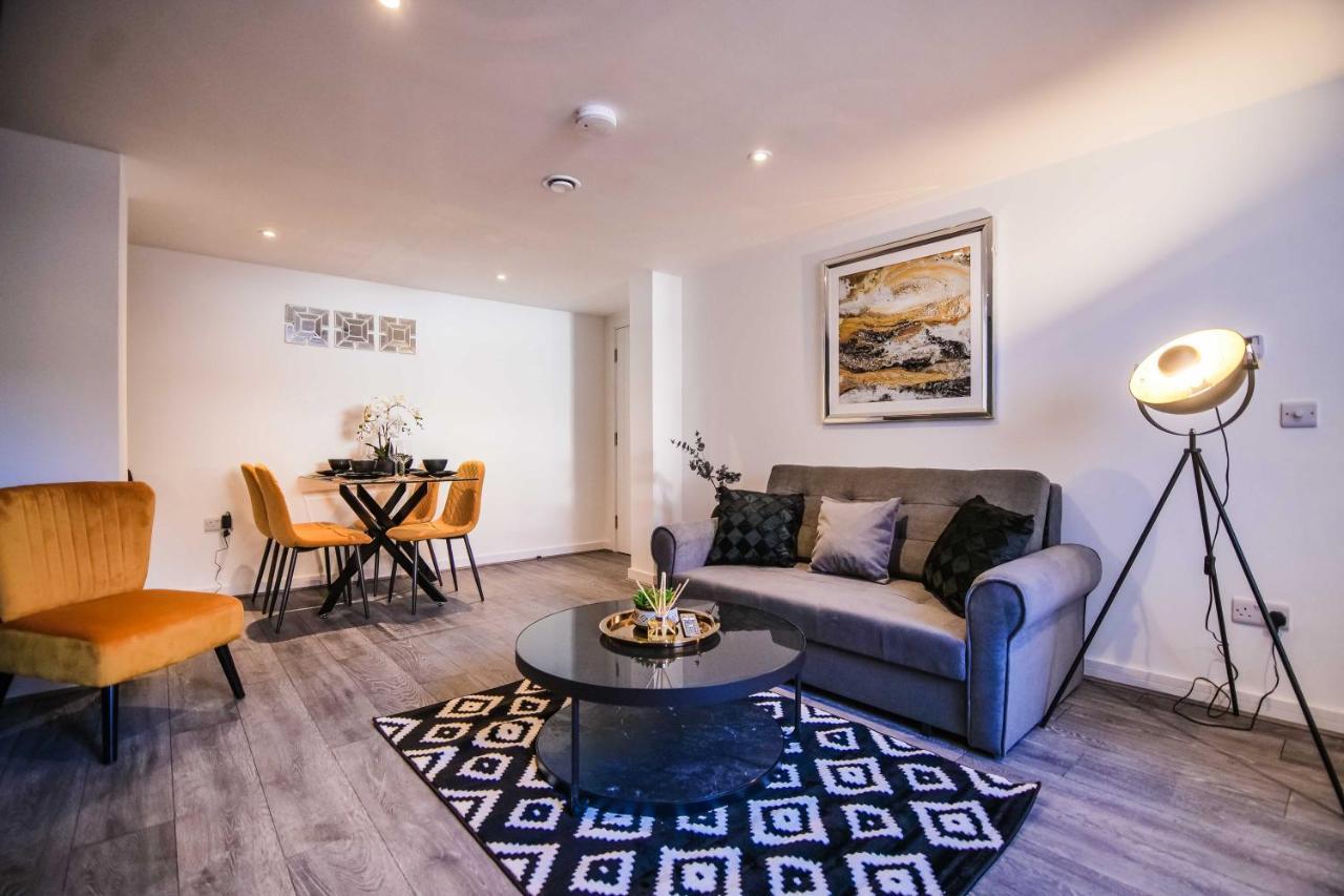 Crescent Apartment *