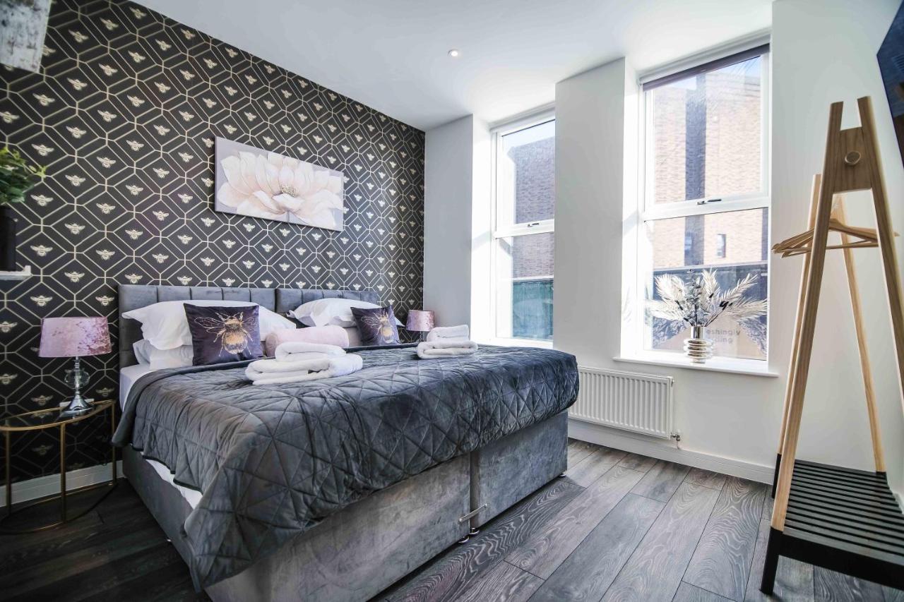 Crescent Apartment *