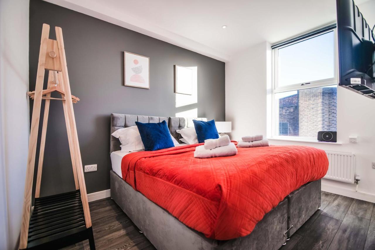 Crescent Apartment *